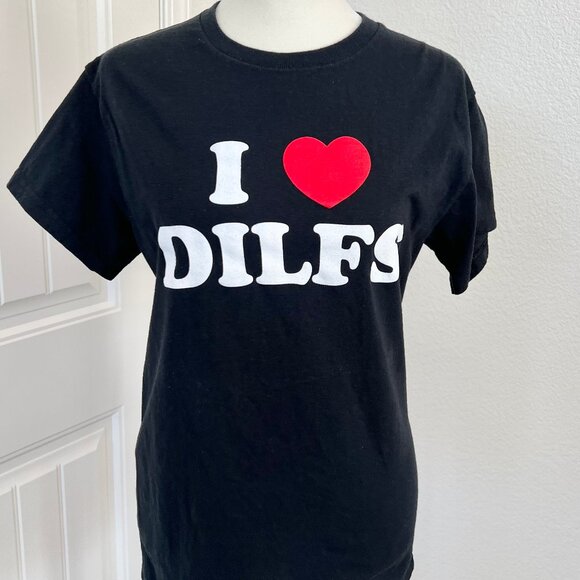 Spencer's Exclusive Official I Heart DILFS Logo Funny Black Tee Unisex Sz Small - Picture 9 of 12